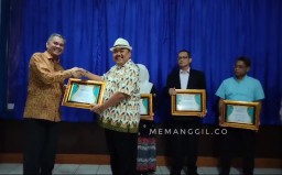 Alumni IPB University, Ateng Sutisna ( bertopi) saat menerima Sertifikat Penghargaan peogram Deposito Wakaf dari Ketua Himpunan alumni IPB University, Waigen S Jas. ( memanggil.co/ Y. Irawan) 