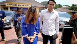 S-T Selebgram muda tertunduk dengan tangan di borgol usai tertangkap Satreskrim Polresta Bogor Kota akibat promosikan judi online. ( memanggil.co/ Y. Irawan) 