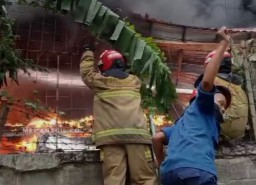 Petugas Damkar Kabupaten Bogor, berjibaku memadamkan api yang melahap bangunan pabrik Lampu Sein di Nanggewer, Cibinong Kabupaten Bogor. ( memanggil.co/ Y. Irawan) 