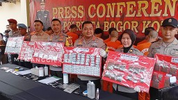 Kepala Polresta Bogor Kota, Kombes Bismo Teguh Prakoso, menggelar konferensi pers pada Selasa (29/10/2024) di Markas Polresta Bogor Kota, Jalan Kapten Muslihat, Kota Bogor, untuk memaparkan penangkapan kasus penyalahgunaan narkotika dan obat keras tertent