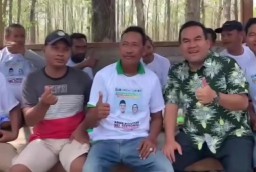 Bupati Arief Rohman (kanan) ketika blusukan menyambangi warga di desa tengah hutan Randublatung, Blora. (Memanggil.co/Instagram Arief Rohman) 
