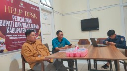 Keterangan: Ketua KPU Kendal, Kasanudin (baju coklat) usai menggelar rapat internal di ruang rapat KPU Kendal. (dok/memanggil)