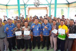 Bupati Arief Rohman saat foto bersama. (Memanggil.co/Instagram Arief Rohman)