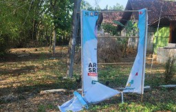 Marak penampakan APK Paslon ASRI kondisinya usai dirusak oleh oknum yang tidak bertanggung jawab. (Memanggil.co/Ist) 