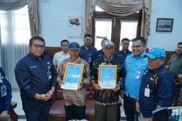 Prosesi apresiasi kepada dua warga Desa Pengkoljagong, Kecamatan Jati, Kabupaten Blora, yakni Jamin (62) dan Sarmo (66), atas aksi heroik mereka dalam menjaga keselamatan perjalanan kereta api (Memanggil.co/KAI)
