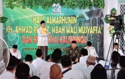 Keterangan: Pengasuh Pondok Pesantren APIK Kaliwungu, Kiai Sholahuddin, saat memberikan tausyiah di acara Haul Mbah Wali Rukyat dan Musyaffa' Kaliwungu, di Masjid Agung Kaliwungu, Sabtu 12/10/2024 (Memanggil.co/Zamroni) 