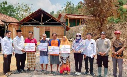 Baznas Kabupaten Blora ketika menyerahkan bantuan kepada para korban bencana kebakaran. (Memanggil.co/Ist) 