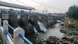Tinggi Muka Air Kali Ciliwung Senin pagi (14/10/2024) terpantau di Bendung Katulampa Kota Bogor dalam level Normal. ( memanggil.co) 