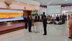 Keterangan: Bupati Kendal, Dico M Ganinduto, saat melantik Pj Sekda Kendal, Agus Dwi Lestari, di Pendopo Kendal, Senin 14/10/2024. (Roni/Memanggil)