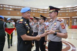 Kapolresta Bogor Kota Kombes Pol Bismo Teguh Prakoso bersalaman dengan Komandan Paspampres, Mayjen TNI Achiruddin, S.E., M.Han, di Markas Komando Paspampres, Jakarta Pusat, Senin (14/10/2024), usai mendapatkan penghargaan brevet kehormatan setia waspada d