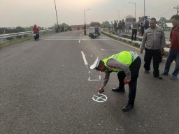 Keterangan: Anggota Satlantas Polres Kendal, Aipda Suhartono, saat memberikan tanda lakalantas, di Jalan Lingkar Weleri, Senin 14/10/2024. (Ist/Jateng Memanggil) 