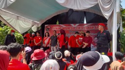 Keterangan: Cagub Jateng, Andika Prakasa (baju coklat) saat bersafari politik di Kendal. Rabu 16/10/2024. (Memanggil.co/Zamroni)