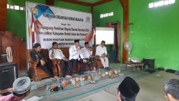 Keterangan: Kepala Badan Kesbangpol Kendal, Alfebian Yolando (tengah) saat memberikan pembinaan kepada Ormas- ormas di Kendal, di Padepokan Majelis Dzikir dan Sholawat (MDS) Kelurahan Sukodono, Kendal, Rabu 16/10/2024. (Memanggil.co/Zamroni)