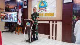 Keterangan: Dandim 0715 Kendal Letkol Inf Ely Purwadi, saat memberikan sambutan dalam acara Silaturrahmi Kodim 0715/Kendal bersama Forwaken, di Aula Makodim Kendal, Rabu 23/10/2024. (Roni/Memanggil)