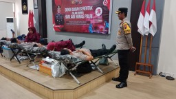 Keterangan: Wakapolres Kendal, Kompol Indra Jaya Syafputra, saat meninjau kegiatan donor darah yang dilaksankan Polres Kendal dalam rangka Peringatan Hari Jadi Humas Polri ke 73, di Aula Polres Kendal, Selasa 29/10/2024. (Roni/Memanggil)