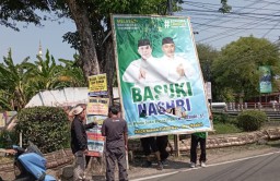 Keterangan: Petugas dari Bawaslu Kendal, saat menertibkan APK dari salah satu Paslon Bupati- Wakil Bupati Kendal, di jalan pantura Kendal, Rabu 30/10/2024. (Ist/Memanggil)