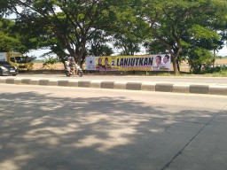 Tampak baliho paslon Eisti'anah-Gusbad bersanding dengan Ahmad Lutfi dan Gus Yasin di bahu jalan Kabupaten Demak 