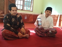 Keluarga besar almarhum KH. Sya'roni Ahmadi saat menunjukkan unggahan foto beserta narasi berbau politik yang menyebut nama almarhum.