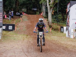 Rendy Varera Sanjaya dari Dayu Racing Team ini sukses naik podium dan meraih gelar juara.