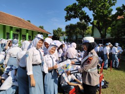Apel pagi di sekolah dimanfaatkan jajaran Satuan Lalu Lintas (Satlantas) Polres Jepara untuk mengedukasi tertib berlalu lintas.