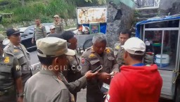 Petugas Satpol PP Kabupaten Bogor, kembali melakukan penindakan ringan kepada PKL di kawasan Puncak Bogor, karena dianggap melanggar Perda. ( memanggil.co/ Y. Irawan) 