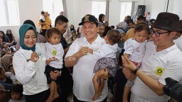 PJ Bupati Bogor, Bachril Bakri ( tengah) saat berada di rumah Ceting ( cegah Stunting) di Kecamatan Tamansari Bogor. ( memanggil.co/ Y. Irawan) 