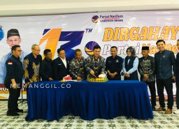 Ketua DPD Partain Nasdem Kabupaten Bogor, dr. Fritz Rumintjap melakukan potong tumpeng di Harlah ke 13 Partai Nasdem. (Memanggil.co/Y.Irawan) 