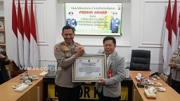 Kapolresta Bogor Kota, Kombes Bismo Teguh Prakoso, menerima "PRESISI AWARD" dari Lembaga Kajian Strategis Kepolisian Indonesia (LEMKAPI) yang diserahkan langsung oleh Ketua LEMARI Edi Hasibuan. ( memanggil.co/ Y. Irawan) 