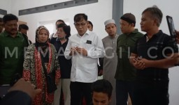 Kepala BP Taskin, Budiman Sudjatmiko, saat mengunjungi Rumah produksi madu di Sukamantri, Tamansari, Kabupaten Bogor. ( memanggil.co/ Y. Irawan) 