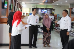 Sekda Blora, Komang Gede Irawadi saat monitoring dan pelayanan di Mal Pelayanan Publik (MPP) Kabupaten Blora, Senin (11/11/2024) (Memanggil.co/ blorakab)