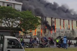 Penampakan gedung pabrik PT Master Kidz, saat masih dalam kondisi terbakar. Jumat (01/11/2024). (Memanggil.co/Zamroni)