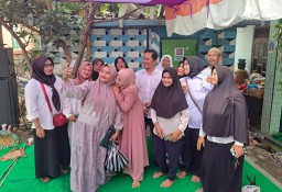 Faruq Ibnul Haqi saat menghadiri pengajian diajak selfie emak-emak yang merupakan warga Kelurahan Kalinyamat Kulon. (Memanggil.co/Ist) 