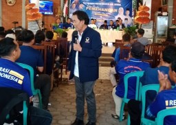 Keterangan: Ketua Bapilu DPW Jateng Partai Nasdem, Fadholi, saat acara pembekalan kader partai Nasdem, di Cafe Gentuman,Minggu 03/11/2024. (Roni/Memanggil) 