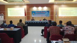 Keterangan: Mantan Sekda Kendal, Bambang Dwi Yono sekaligus Ketua Pepadi Kendal (depan kanan) saat sarasehan bersama pelaku seni dan budaya di Kendal, di Aula Gedung PGRI Kendal, Kamis 07/11/2024. (Roni/Memanggil)