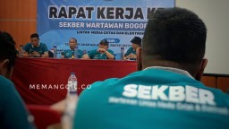 Ketua Umum Sekber Wartawan Bogor, Danang Donoroso saat memberika arahan dalam Rapat Kerja Sekber ke 7 di Megamendung Puncak Bogor, Kamis (07/11/2024). ( Memanggil.co/Y.Irawan) 