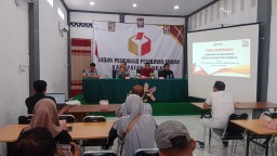 Keterangan: Anggota Bawaslu Kendal, Solikhin (pertama dari kanan) saat menyampaikan pelanggaran yang dilakukan para paslon bupati- wakil bupati Kendal, saat konferensi press, di Gedung Gakkumdu Bawaslu Kendal, Jumat 08/11/2024. (Roni/Memanggil).