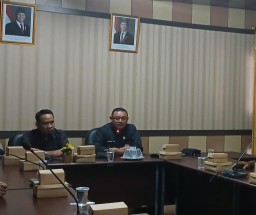 Kepala Dindagkop UKM Blora Kiswoyo (kanan) saat audiensi masalah Pasar Sido Makmur di Gedung DPRD Blora, Senin (11/11/2024) (Memanggil.co/Ist)