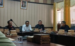 Ketua DPRD Blora Mustopa (paling kiri) dan Wakil Ketua DPRD Blora Lanova Chandra Tirtaka (tengah) saat audiensi di Gedung DPRD, Senin (11/11/2024) (Memanggil.co/Ist)