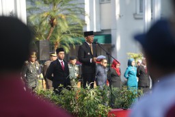 Pj Walikota Bogor, Hery Antasari saat memberikan arahan di Hari Kesehatan Nasional 2024 di Plaza Balaikota Bogor. ( memanggil.co/ ist) 