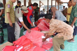 Sejumlah warga di Desa Mernung Cepu dan Desa Kalen Kedungtuban saat menerima bantuan (Memanggil.co/Hms)