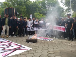 Tampak ratusan mahasiswa sedang melakukan demo di salah satu kampus Kabupaten Kudus.