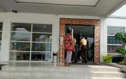 Salah satu guru Madin dan TPQ saat mendatangi Bank Jateng untuk mengambil insentif (Memanggil.co)