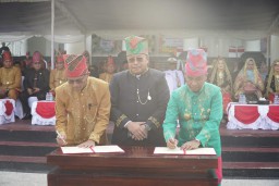 Bupati Sumbawa dan Bupati KSB menandatangani MoU Transformasi Pembangunan (Memanggil.co/ntbprov)