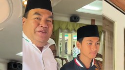 Arief Rohman mendampingi anak pertamanya yang baru pertama kali menggunakan hak suara (Memanggil.co/Ist)
