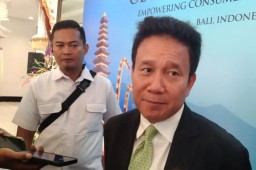 Wakil Ketua Dewan Komisioner OJK Mirza Adityaswara diwawancarai awak media di sela konferensi internasional terkait edukasi keuangan di Nusa Dua, Kabupaten Badung, Bali, Jumat (8/11/2024) (Memanggil.co/Antara)