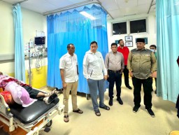 Pj Gubernur Aceh Safrizal ZA (kanan ujung) saat melakukan sidak ke RSUZA Banda Aceh setelah mendengar masalah padamnya listrik di ruang proses cuci darah pasien, di Banda Aceh, Selasa (12/11/2024) (Memanggil.co/Antara)
