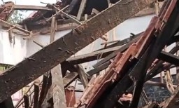 Kondisi ruang kelas II SDN 3 Cikidang yang berada di Kecamatan Cikidang, Kabupaten Sukabumi, Jabar yang ambruk pada Jumat, (15/11/2024) (Memanggil.co/Antara)