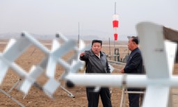 Kim Jong Un memerintahkan produksi massal drone kamikaze (Memanggil.co/KCNA)