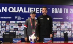 Pelatih timnas Indonesia Shin Tae-yong (kiri) dan pemain timnas Thom Haye (kanan) menghadiri jumpa pers sebelum pertandingan kualifikasi Piala Dunia 2026 zona Asia melawan Arab Saudi di Stadion Utama Gelora Bung Karno, Jakarta, Senin (18/11/2024) (Memangg