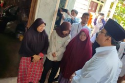 Menteri Sosial RI Saifullah Yusuf saat berkunjung ke salah satu penerima bantuan di Kota Bengkulu, Selasa (19/11/2024) (Memanggil.co/Antara)